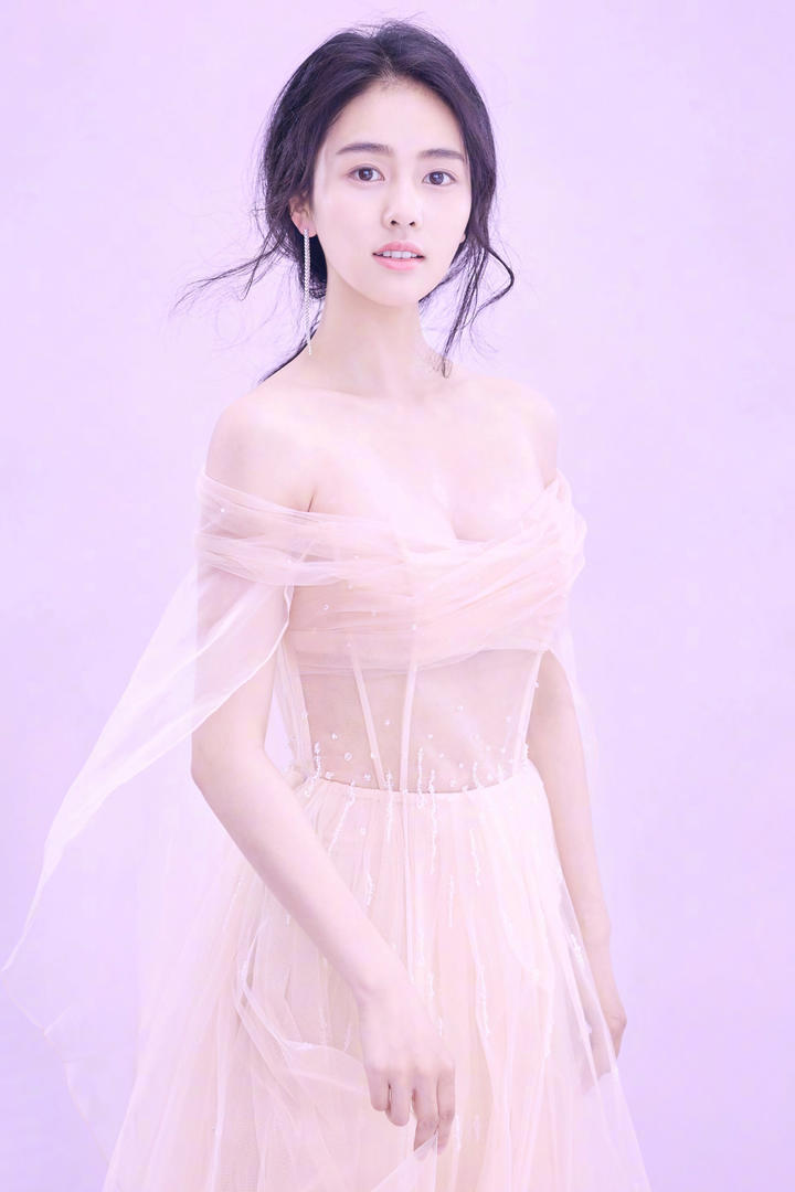 穿透明纱裙的漂亮美女明星白鹿个人写真图片