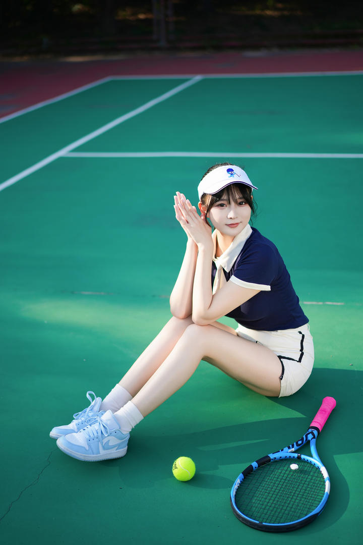 青春活泼的美腿女孩打网球高清唯美手机壁纸大全