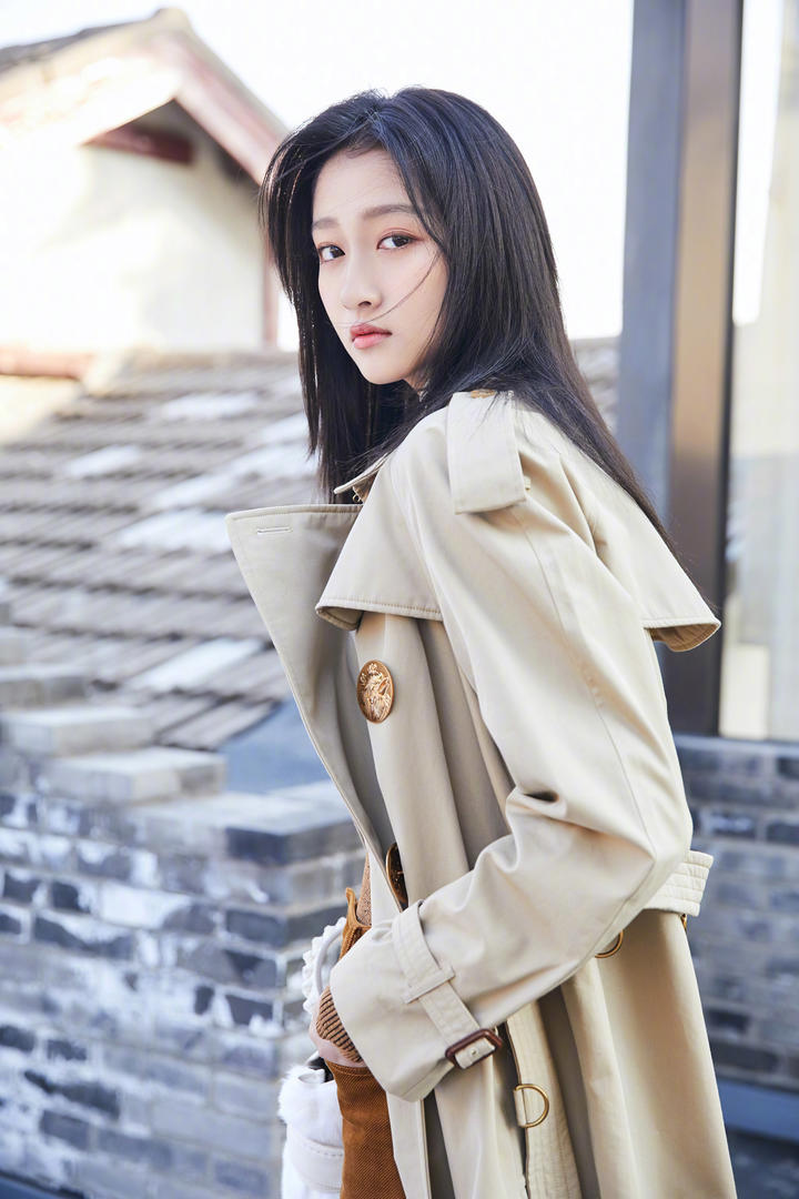 穿着风衣的高清美女明星关晓彤街拍写真图片