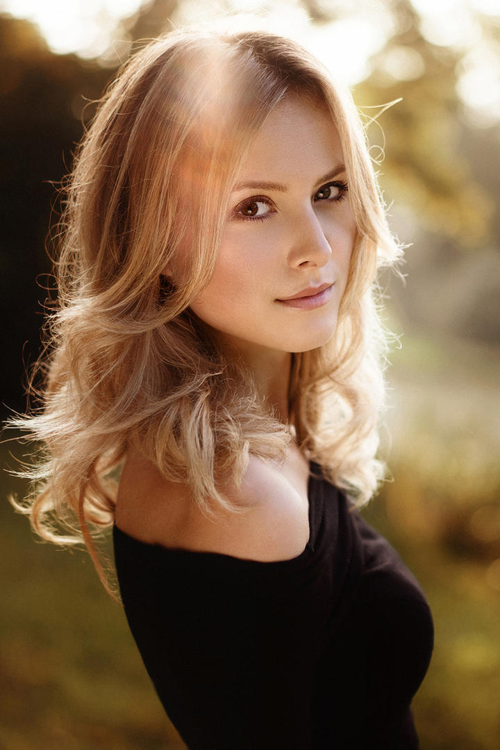 阳光下的欧美气质美女写真