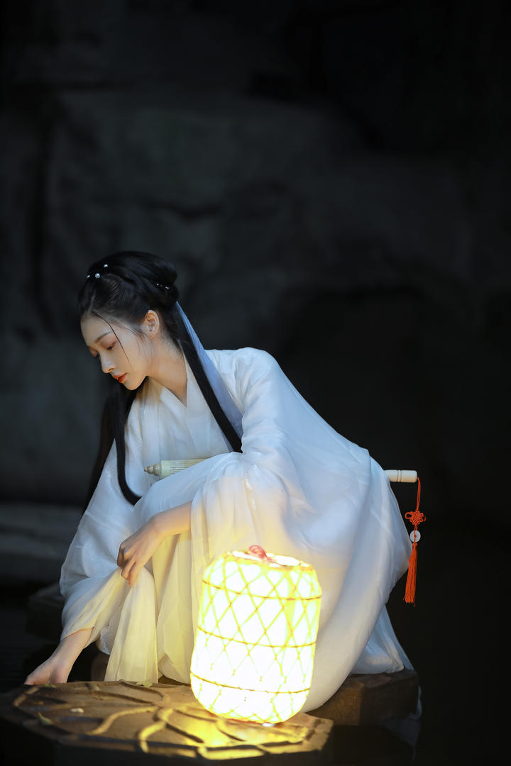高清白衣古装汉服美女壁纸写真图片