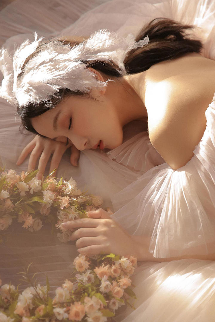 穿着婚纱的清纯美女学生白嫩肌肤写真图片