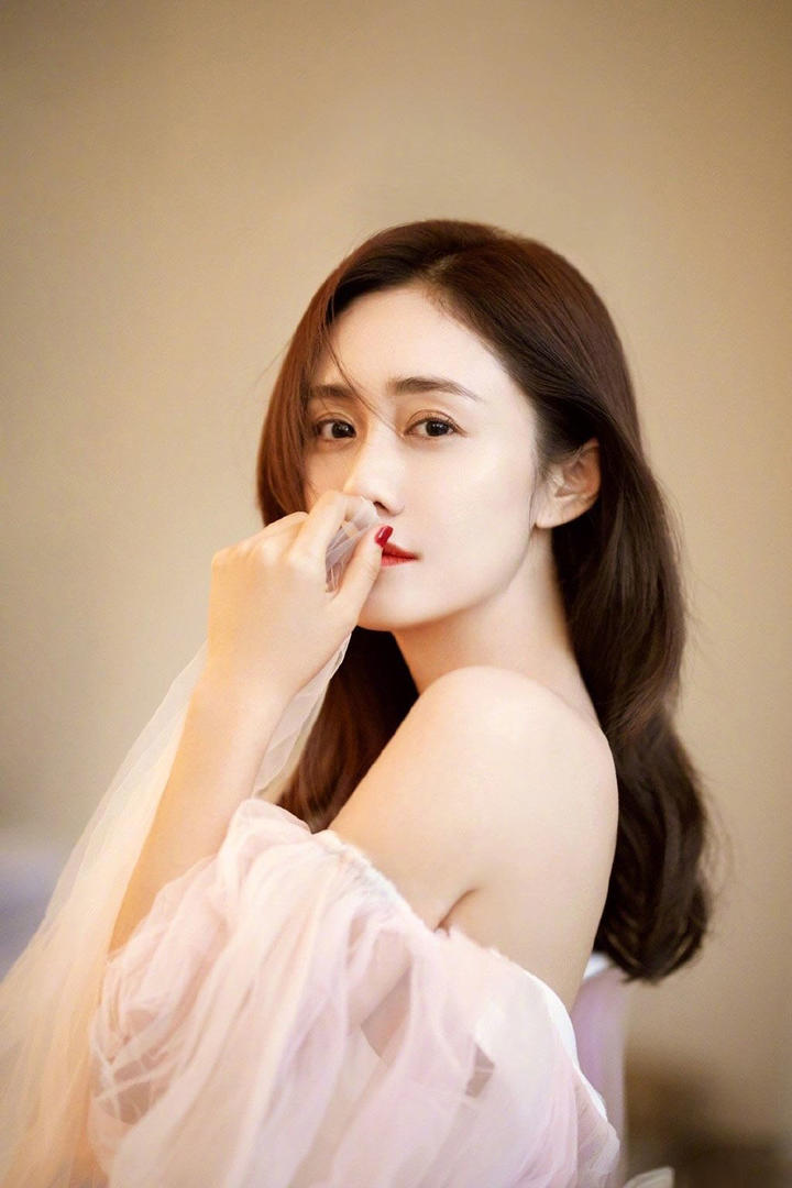 穿着透明纱裙的中国气质美女明星刘芸图片