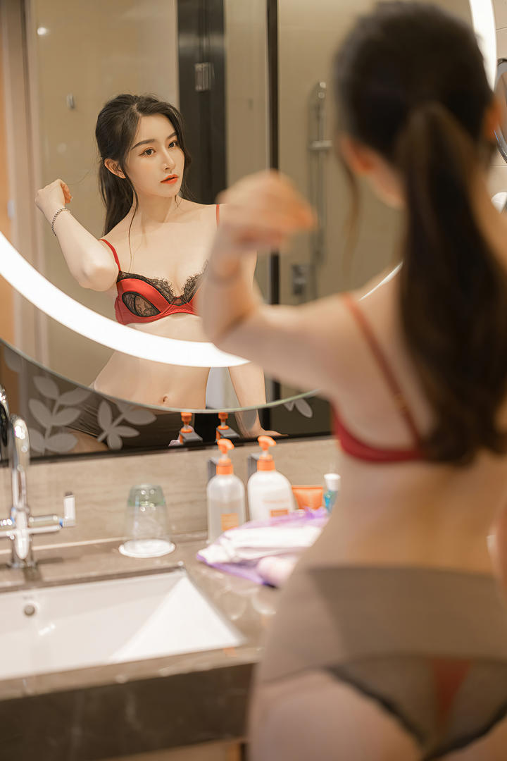 照镜子的亚洲日韩欧美美女主播综合热Vanessa写真图片