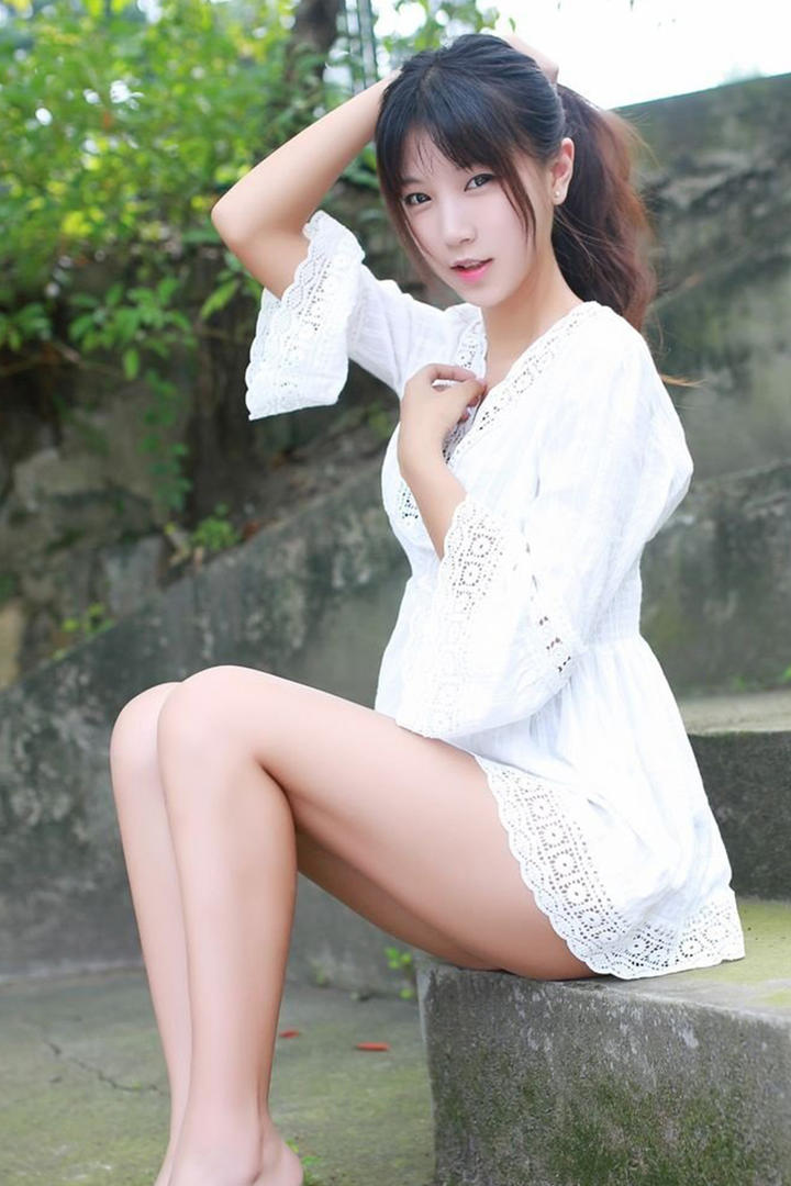 坐在石阶上的清纯超短裙美女
