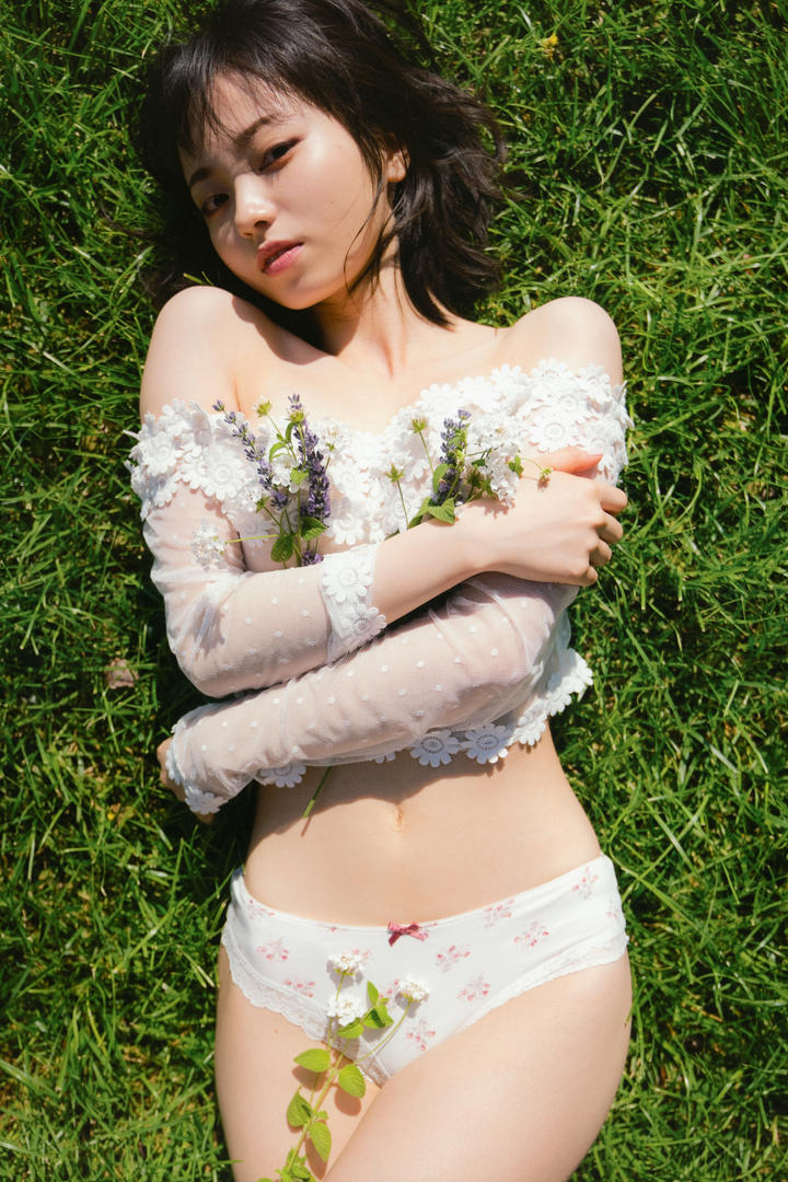 邻家女孩户外写真图片