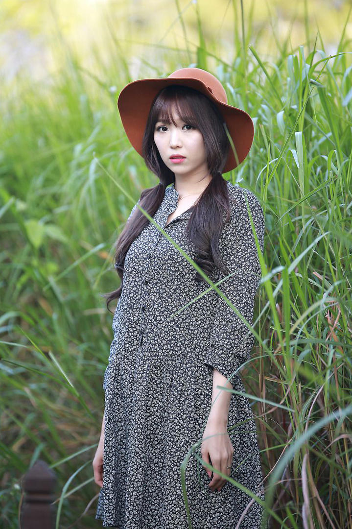 草丛里的韩国高清美女李恩慧摄影图片