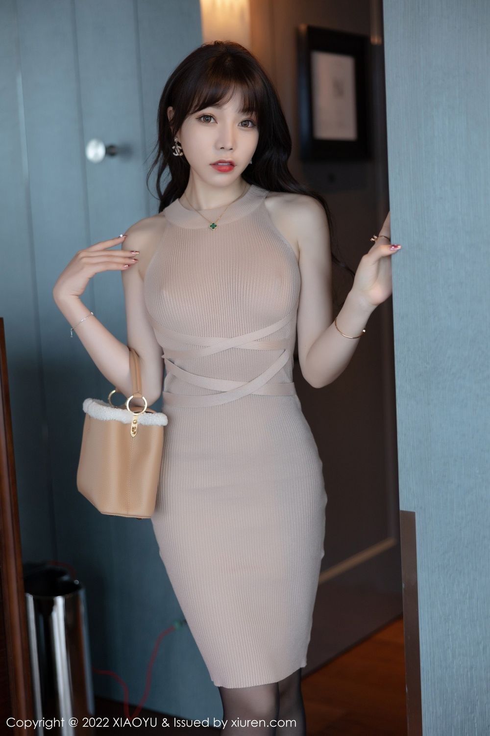 语画界性感女神芝芝Booty杏色裙子搭配黑丝酒店场景私房写真