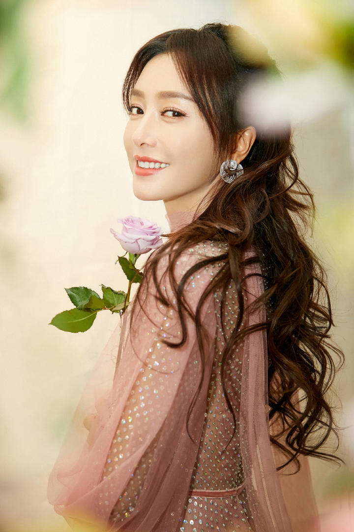 笑容甜蜜的高清美女明星秦岚写真图片