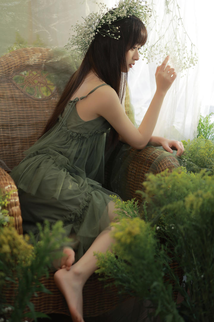 穿吊带长裙的清纯女生壁纸高清图片