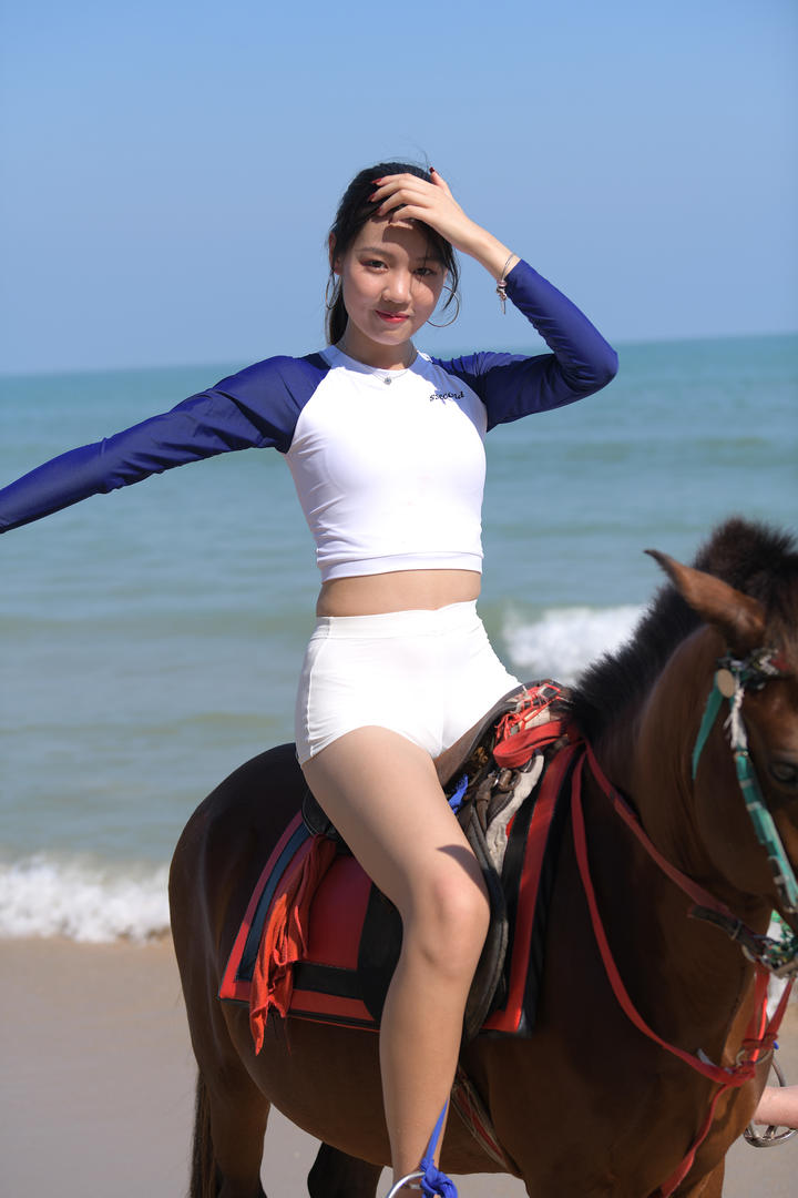 亚洲精品海滩偷拍骑马美女图片高清