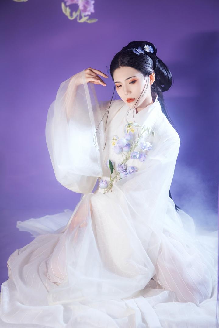 穿着白色长裙的古风头像女