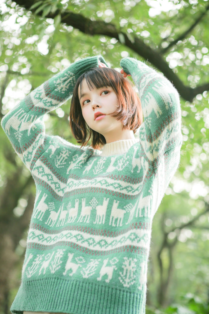 森林中的清纯短发美女唯美女生摄影图片