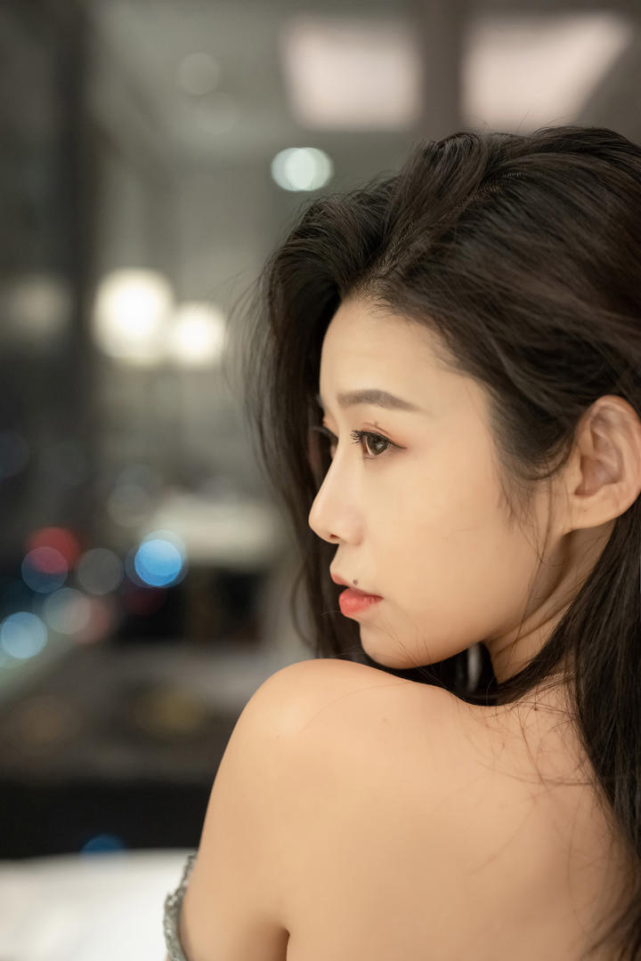 国产精品香肩美女侧脸自拍图片