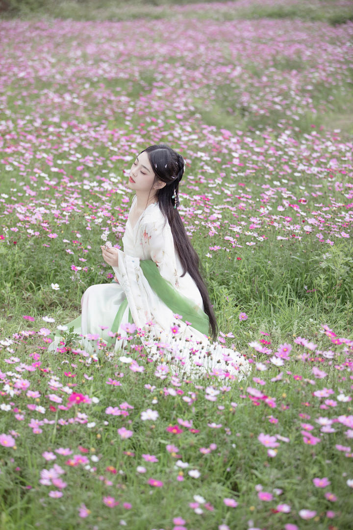 花园中的汉服美女国潮艺术照图片