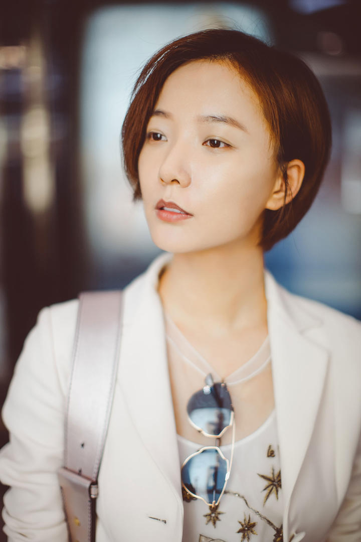 中国短发女明星王珞丹穿正装写真图片