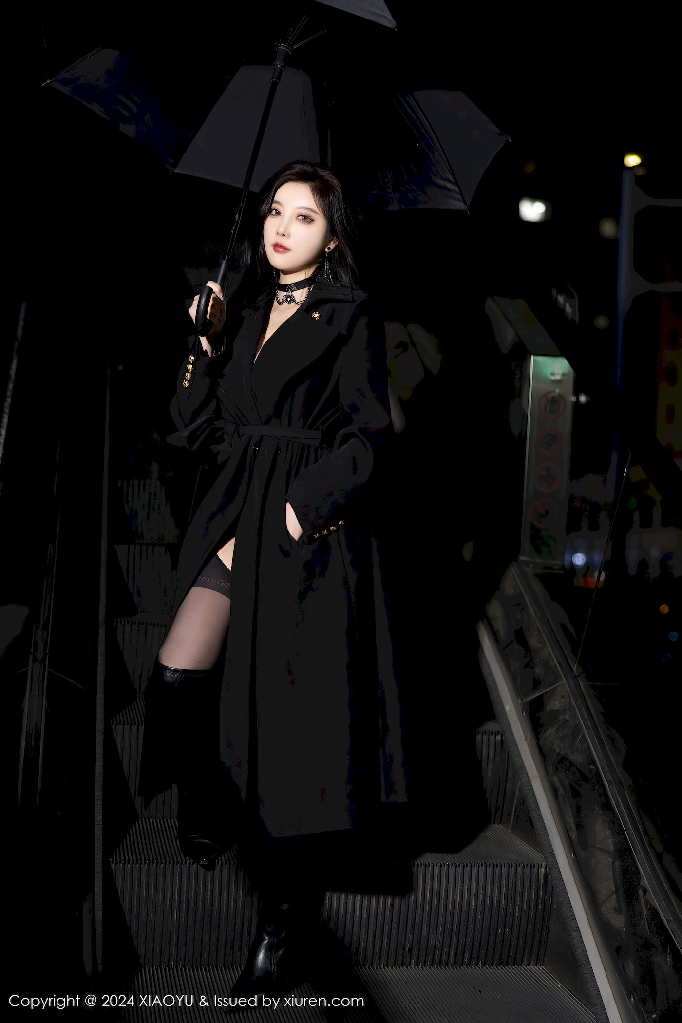 语画界女神杨晨晨Yome黑色外套搭配魅惑黑丝哈尔滨旅拍