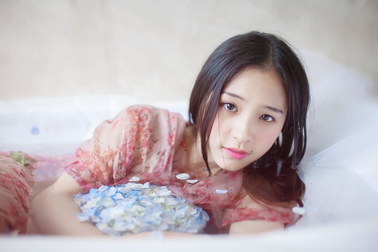 沉浸在浴缸里的可爱少女