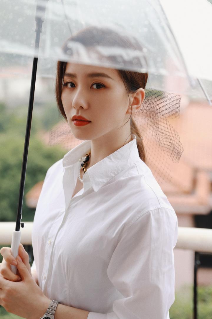 刘诗诗白色衬衣性感红唇写真图片