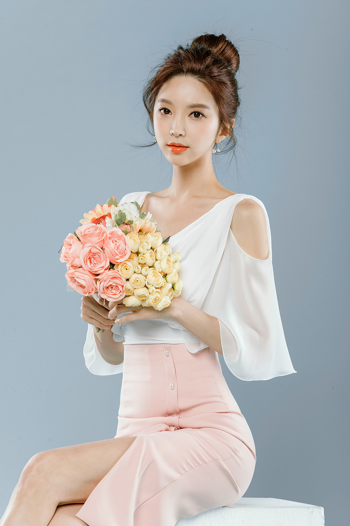 拿着花束的韩国高清美女朴秀妍写真