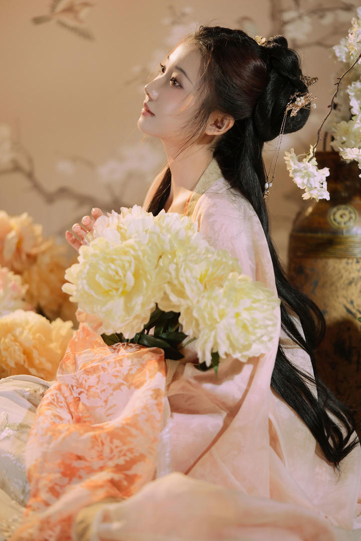 抱着鲜花的古装美女