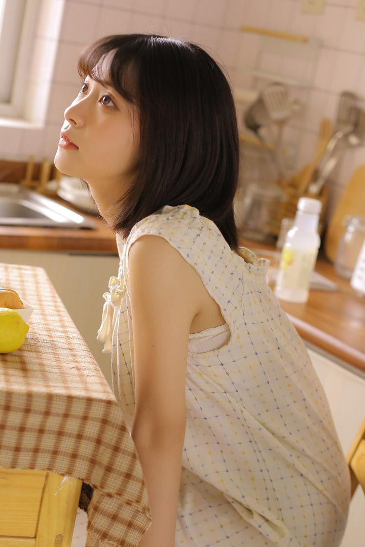 抬头仰望的极品清纯美女