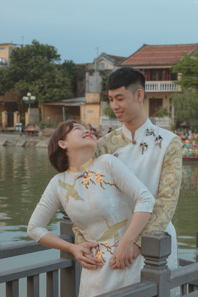 年轻情侣后背抱图片