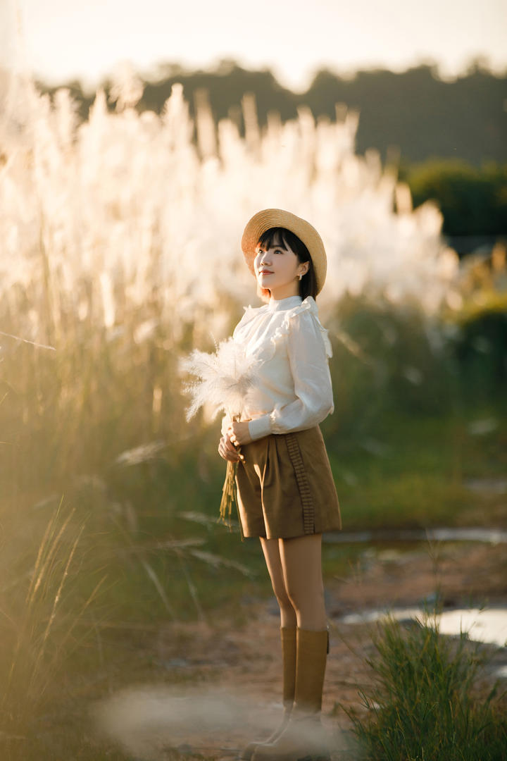 夕阳下的清纯甜美女生唯美手机壁纸图片