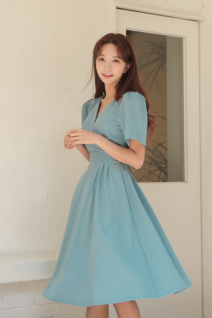 穿着青色连衣裙韩国美女朴秀妍图片