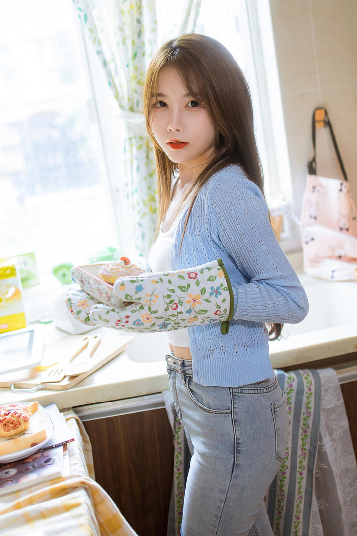 捧着蛋糕的116美女写真钰慧图片