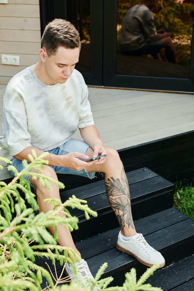 坐在台阶上的帅哥图片