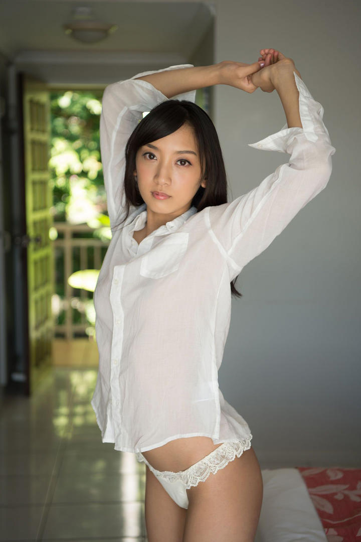 穿着衬衣的高清日本性感美女图片