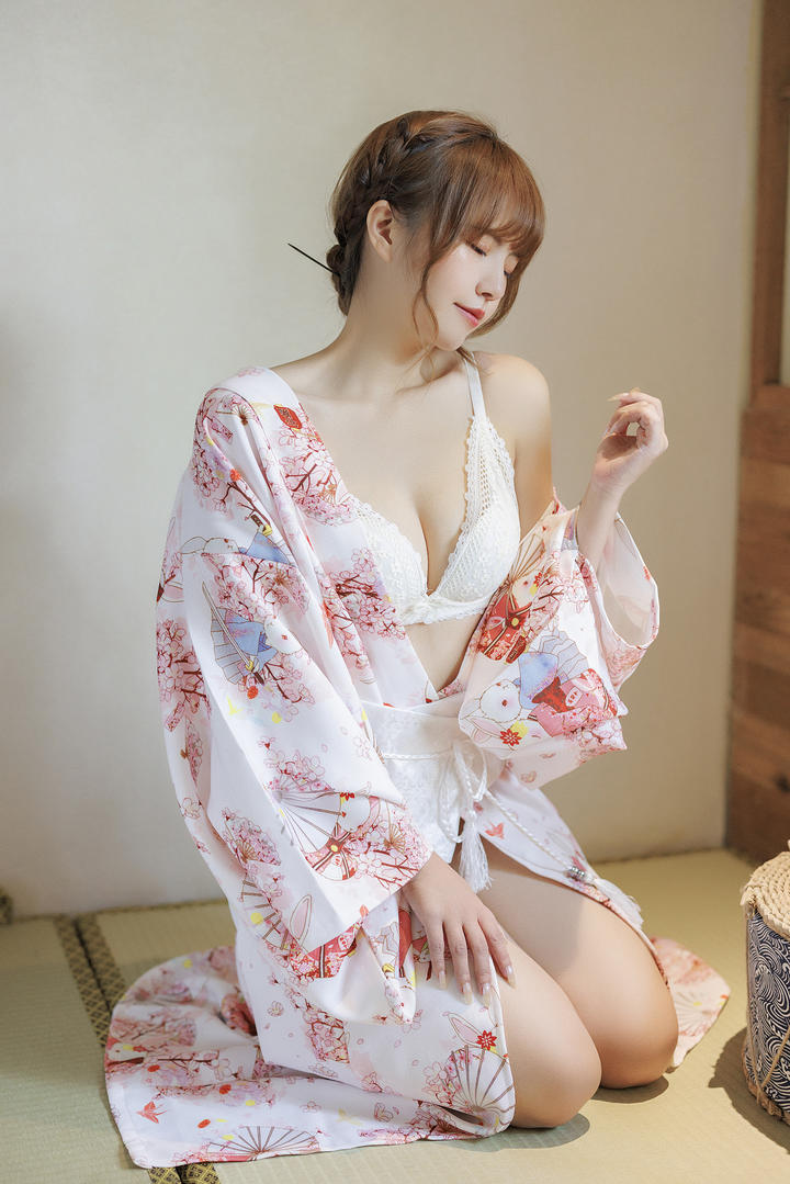 穿性感睡衣的尤果网极品女神张思允大胆人体写真图片