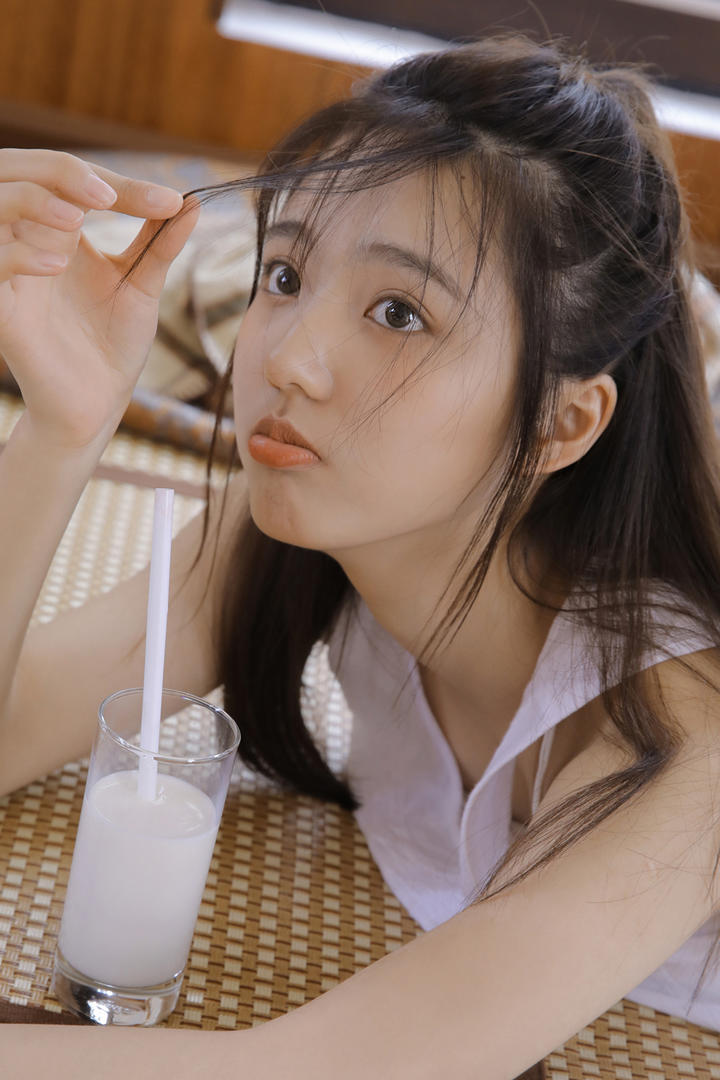 喝饮料的极品清纯美女图片