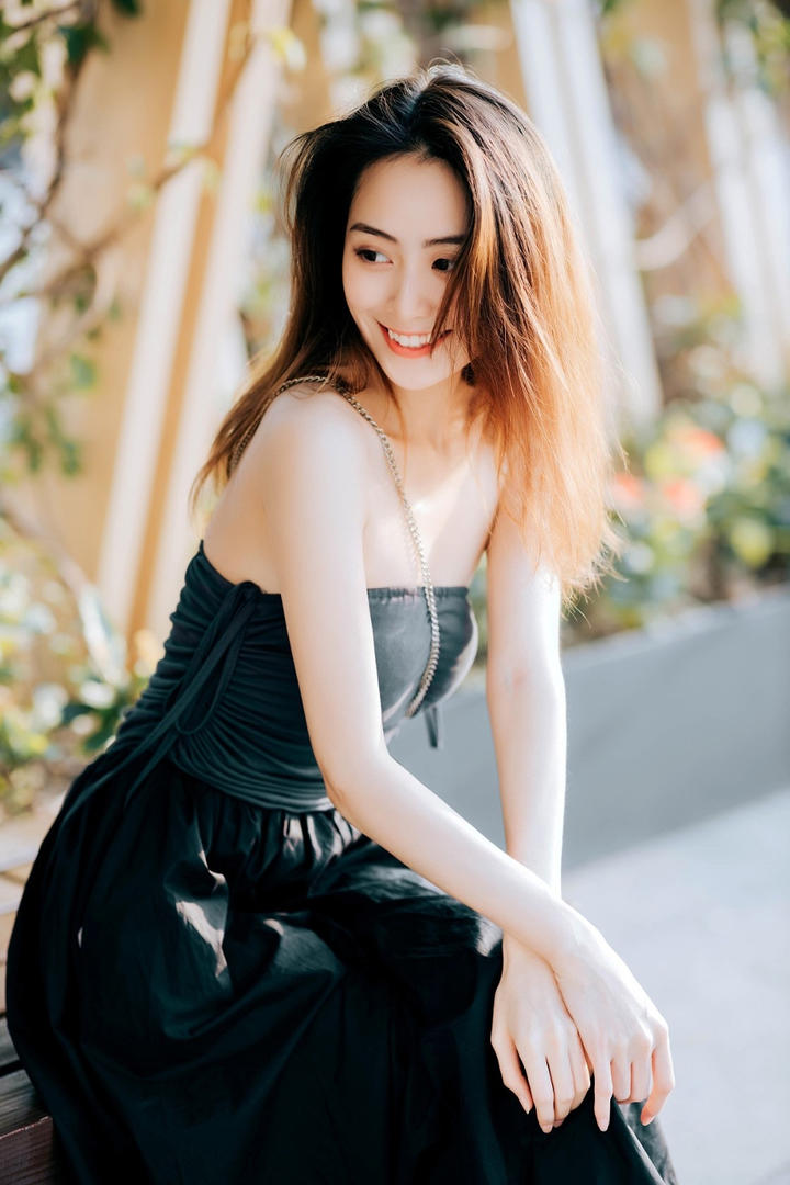 坐在长椅上的高清美女摄影图片