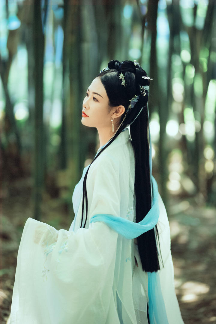 竹林深处的古典汉服小姐姐艺术照欣赏
