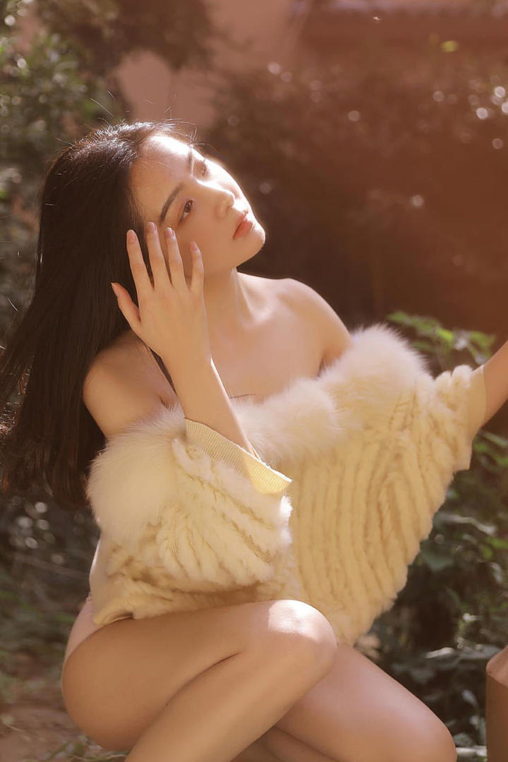 国内清纯美女白嫩低胸毛衣写真图片