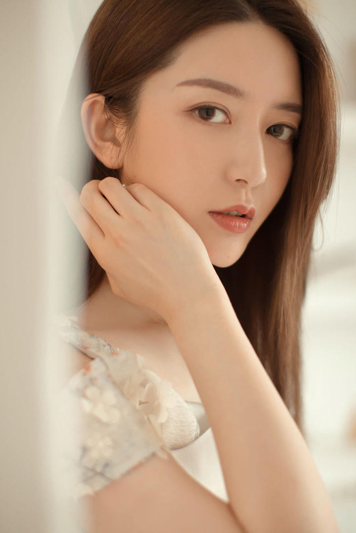 高颜值极品清纯女神妩媚写真图片