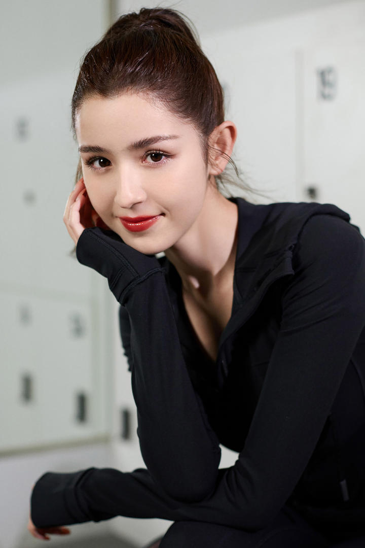 五官精致的新疆美女明星哈尼克孜个人写真图片集