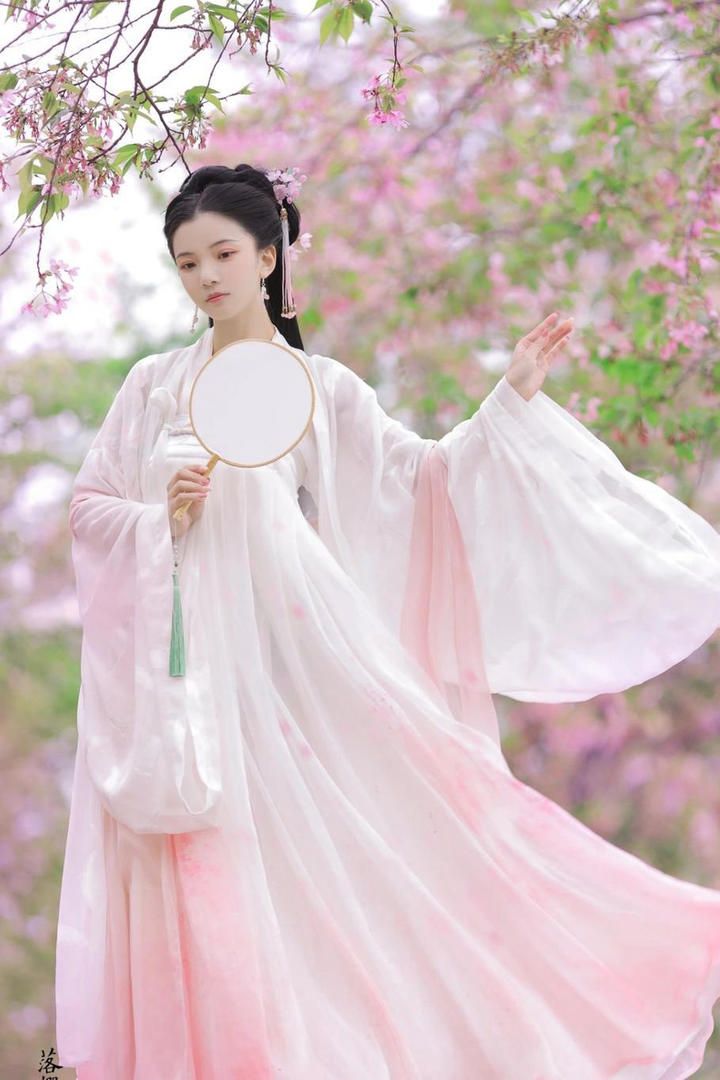 高清养眼春天桃花林中的古装汉服美女艺术写真图片