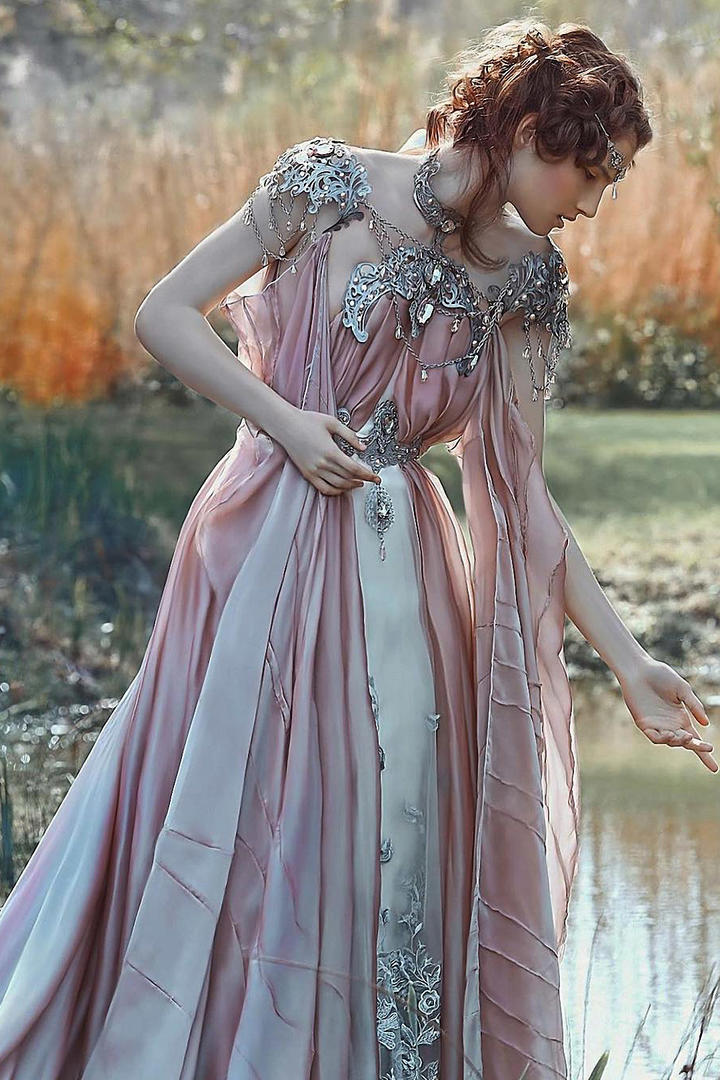 站在池塘边的欧美艺术人像摄影图片