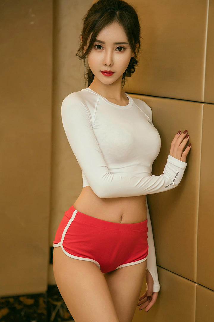 靠在墙边的国内漂亮大胸美女写真图片