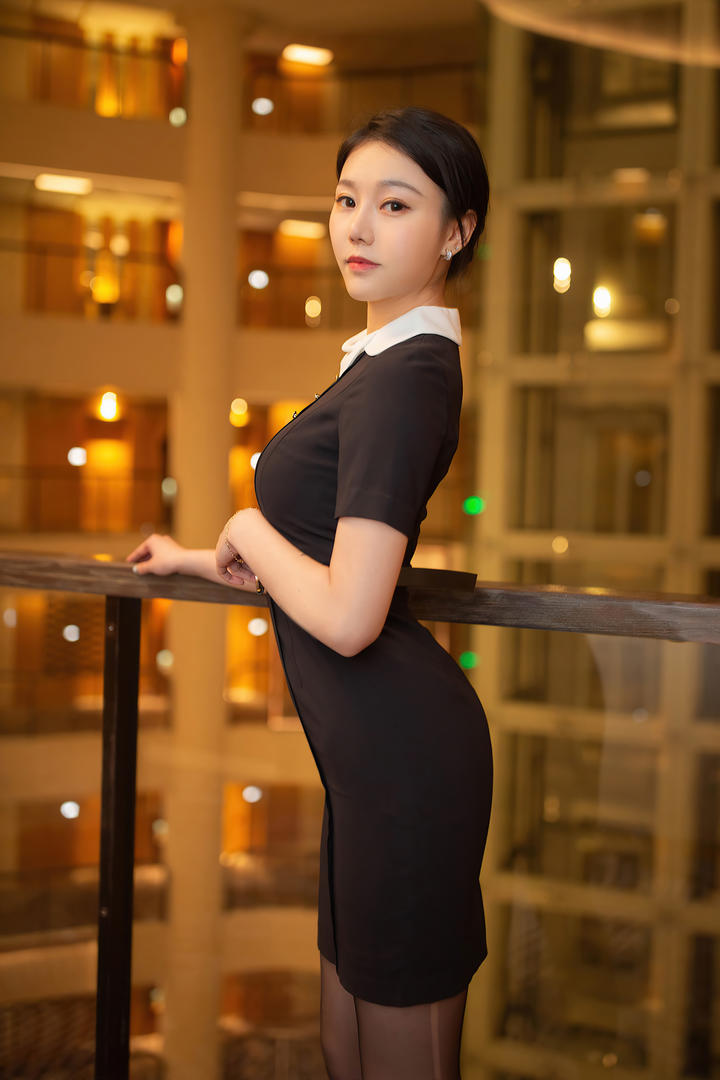 阳台上的前凸后性感翘美女116安然写真图片