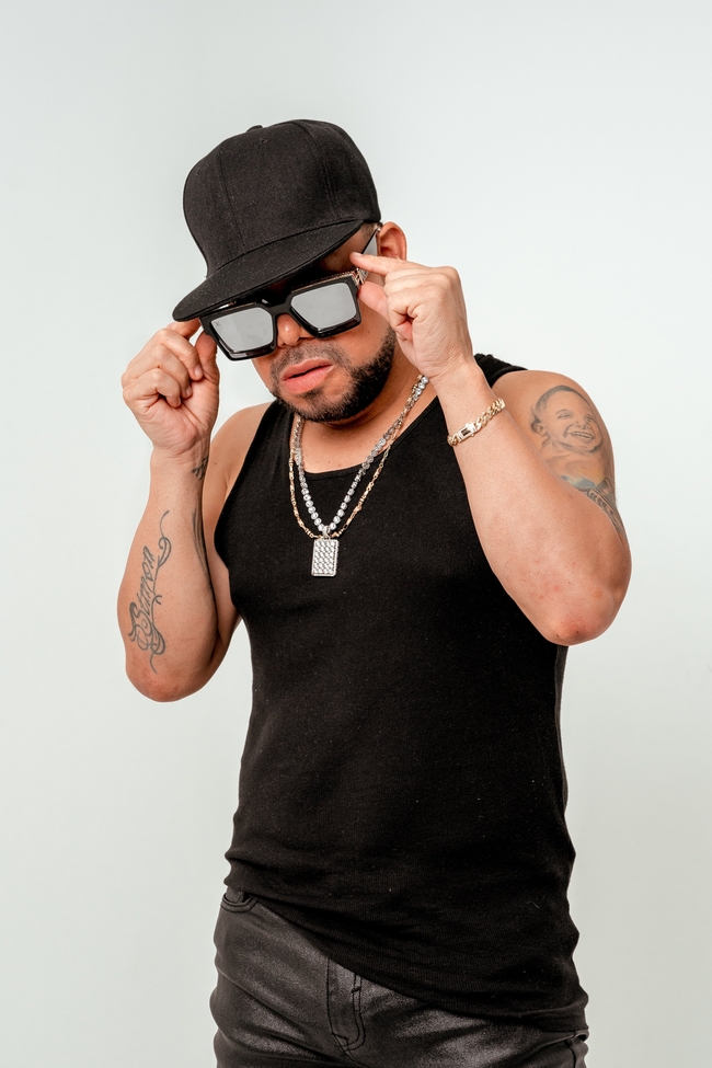 黑色背心戴墨镜帅哥图片