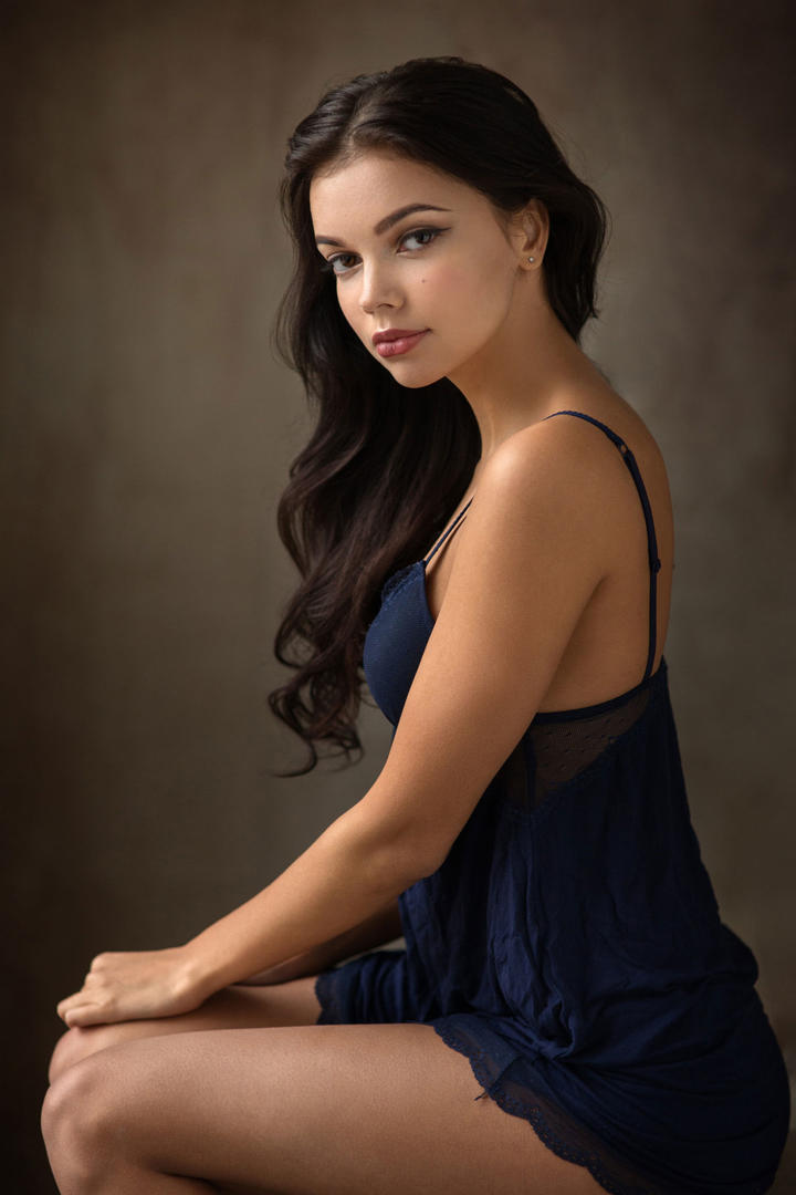 性感欧美吊带裙美女肖像艺术图片