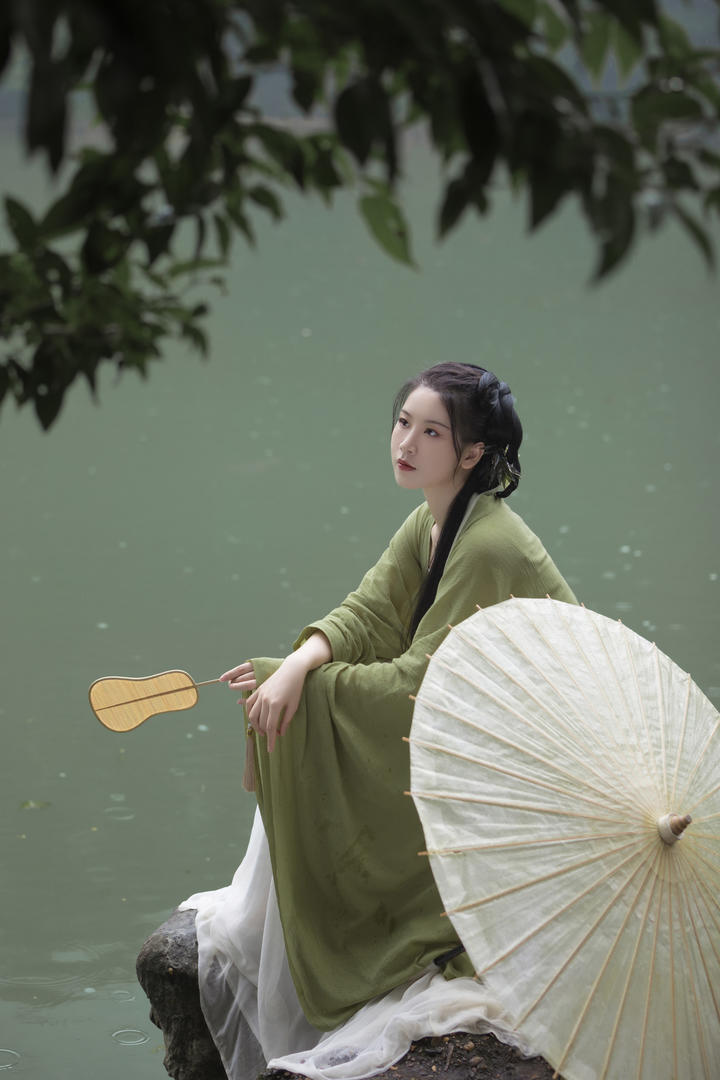 坐在湖边的中国古典古装美女艺术写真摄影图片