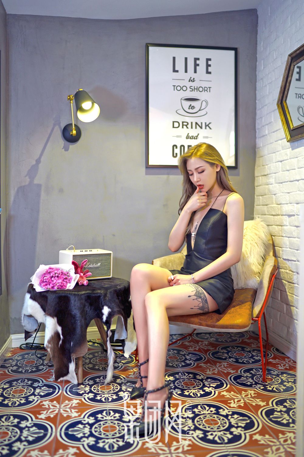 果团网美女模特晗大大美腿纹身性感诱惑