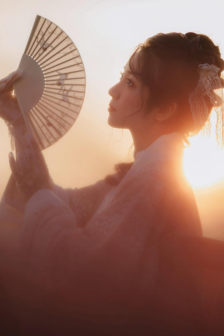 夕阳下的倩影唯美古风女生头像图片免费下载