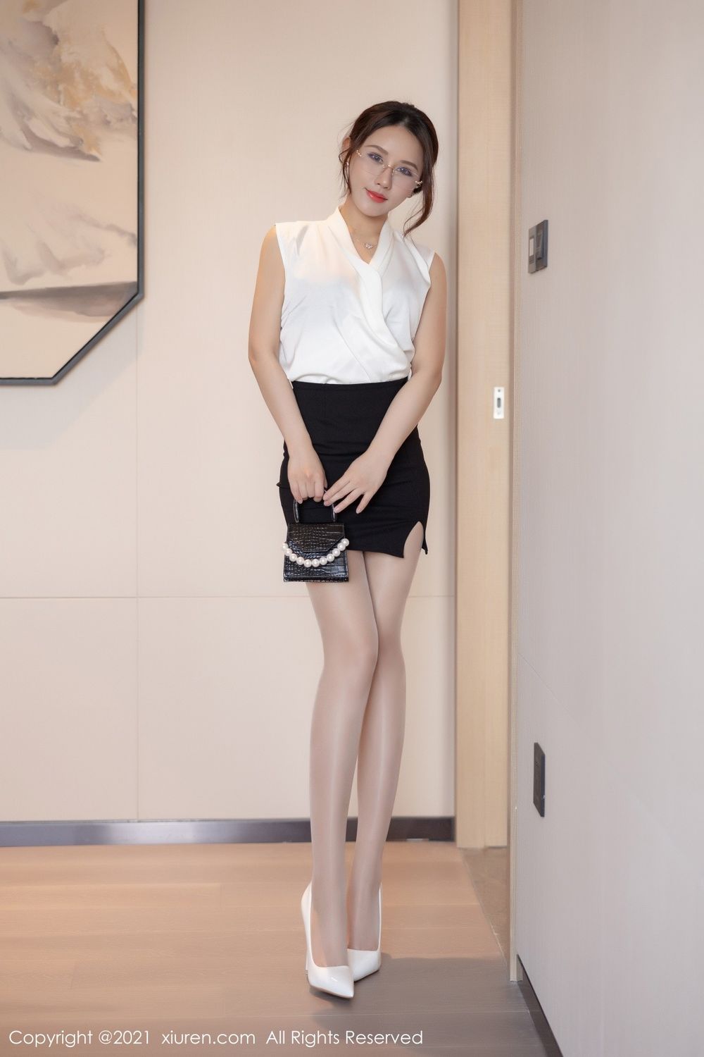 秀人网美女模特徐安安丰满身姿灵动丝袜御姐气息性感旅拍