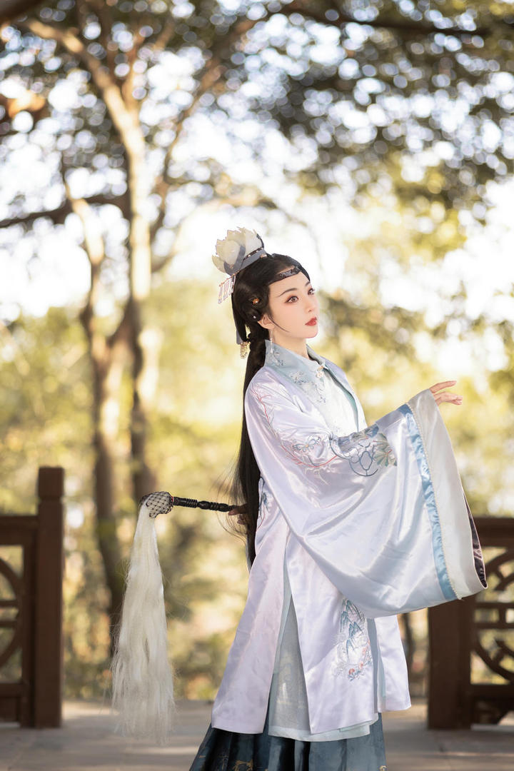 手持拂尘的道姑古装美女艺术写真图片